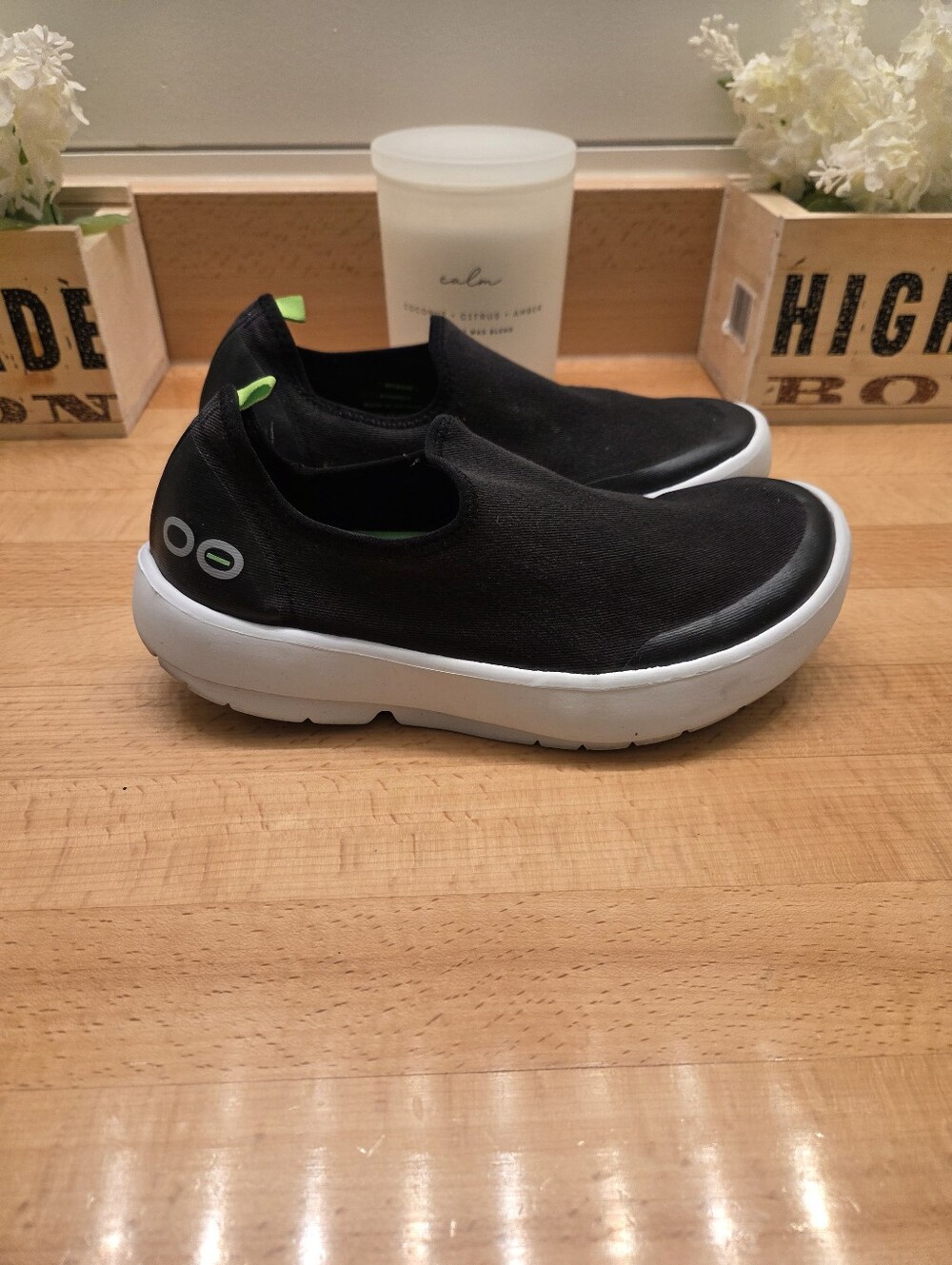 OOFOS OOmg eeZee Low Recovery Shoes Slip-On Black/White Women's Size 7